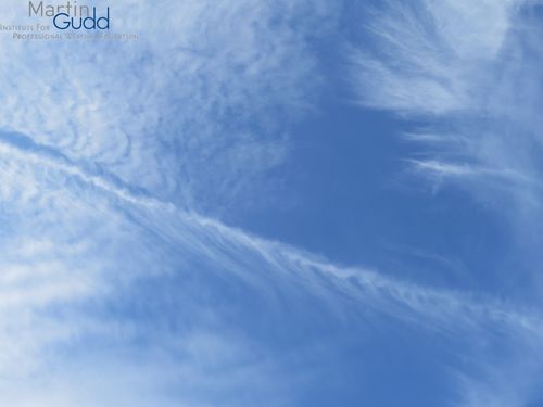 Canal Cloud in wolkenfreiem Raum