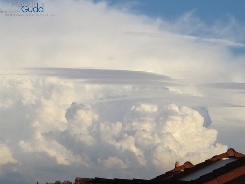 Lenticularisformen als Begleitwolken großer Quellwolken