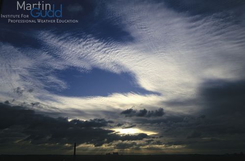 Dünner Ac undulatus (wird oft mit Cirrocumulus verwechselt)